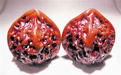 跟白狮子,虎头,麒麟纹官帽核桃中的三棱品种相比,盘山公子帽的棱要薄