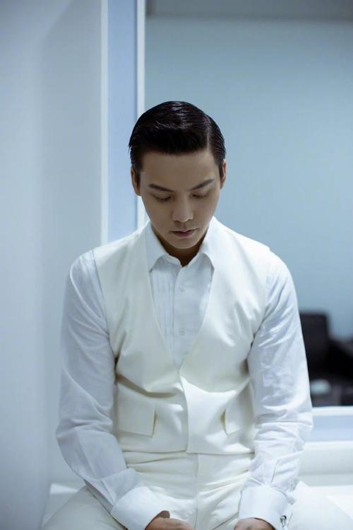 陈伟霆国庆晚会纯白西装造型##陈伟霆白色西装适配度