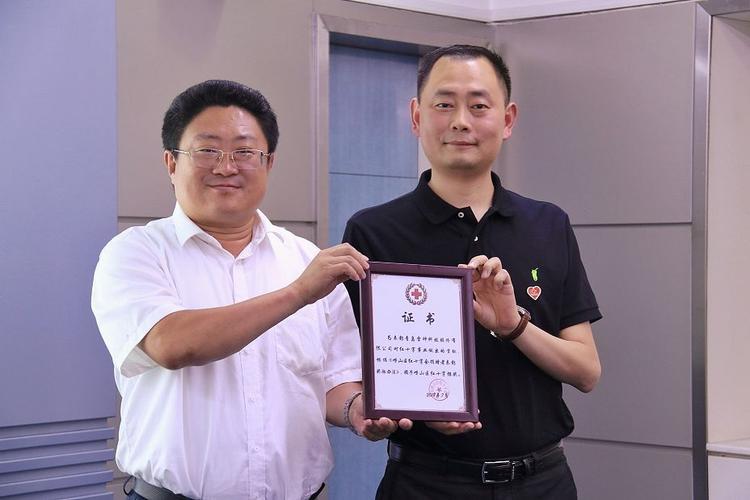 (崂山区政府郭振栋副区长向雷神科技ceo路凯林颁发