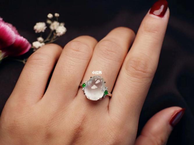 翡翠金蟾-招财纳福戒指_戒指_钻石_搭配_翡翠_时尚