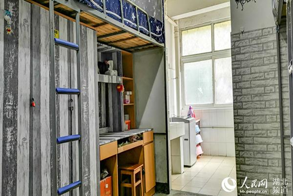 武昌工学院:党员教师主动当起"保洁员"助力毕业生温暖