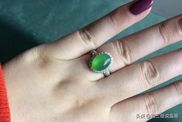 几千块钱买下品相几万的翡翠戒指,打开镶嵌,里面竟是绿色油漆