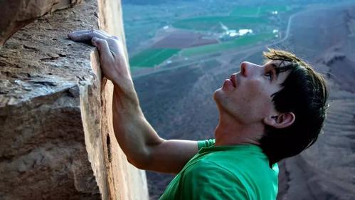 这种攀岩的危险程度简直就是反人类    "无保护,无辅助,单人徒手" 听