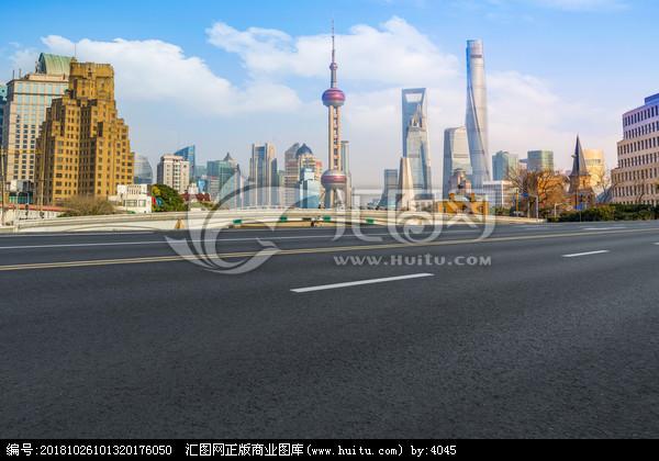 上海沥青高速公路和摩天大楼