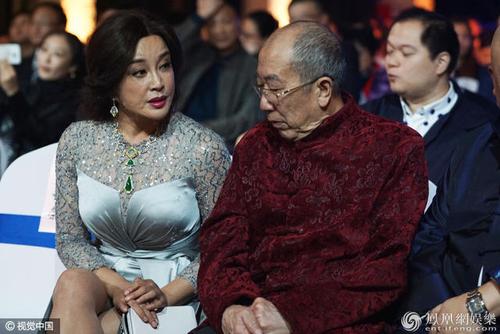 坐在老艺术家中间,刘晓庆露大腿抢镜