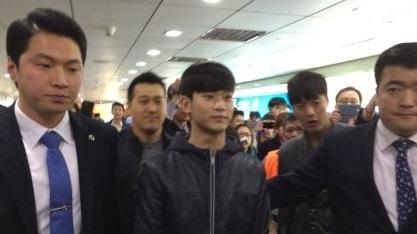 看看机场接机照 1图还是2,3图?谁才是真正的明星