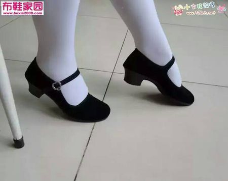 举起手来2女主角穿白袜图