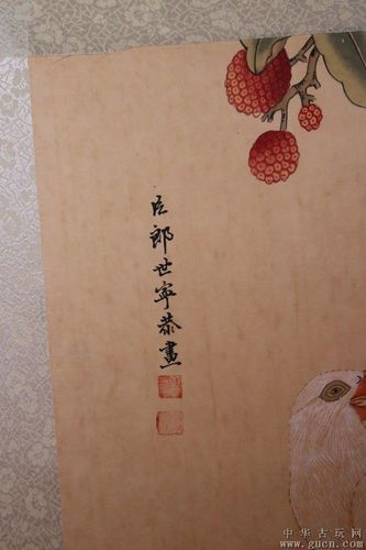 老人收来一副落款为郎世宁禽鸟老画一副画面十分生动