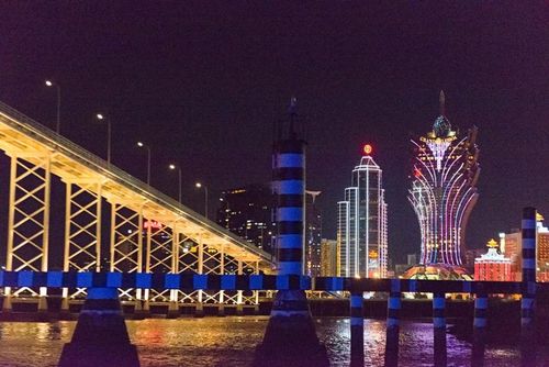 这是一场珠澳海湾游日场的盛宴,要想看夜晚的珠海,澳门风光,那可就要