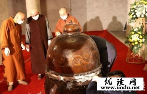 揭秘九华山肉身菩萨不腐真相,坐缸三年后不腐塑金身成