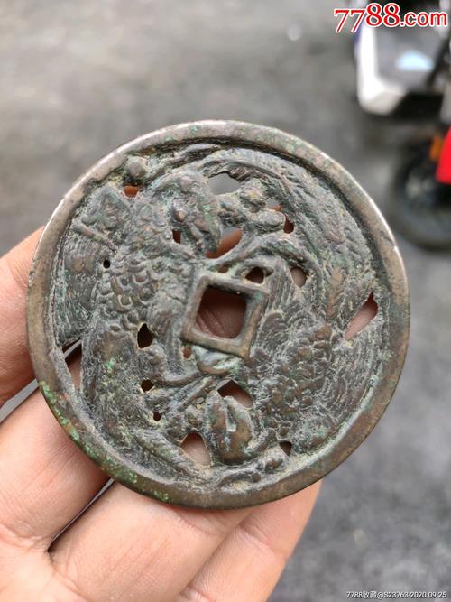 大个双鸟方孔镂空花钱