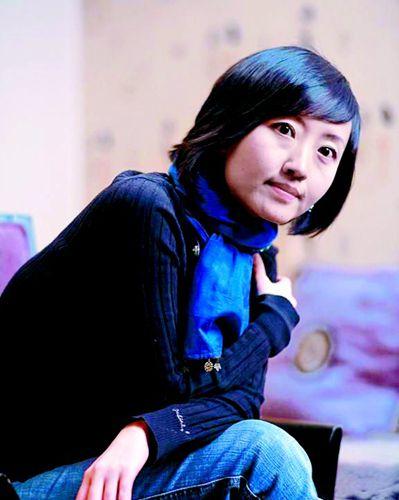 柴静罕见亮相,面庞清瘦,女儿已经6岁,依偎在母亲肩头乖巧可爱