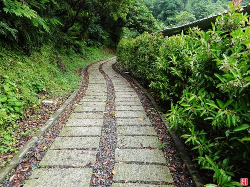 步道末段又换为碎石路,从湾潭营地旁走过,接近出口处再铺上花岗石的
