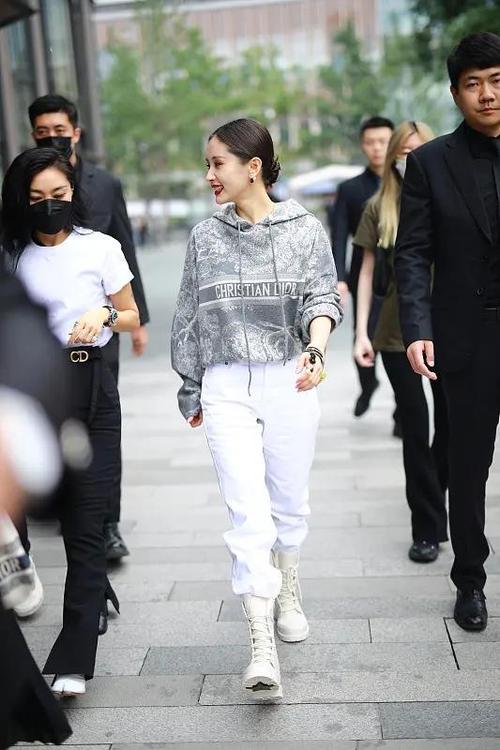 王子文真会打扮印花卫衣配白色长裤妥妥的小个子穿搭模板