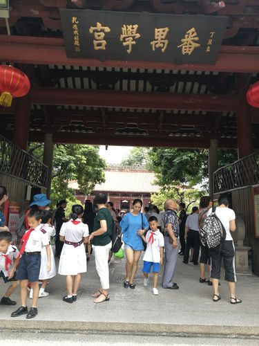 农讲所原址是番禺学宫,是一座大型孔庙,始建于1370年,是一座有着600多