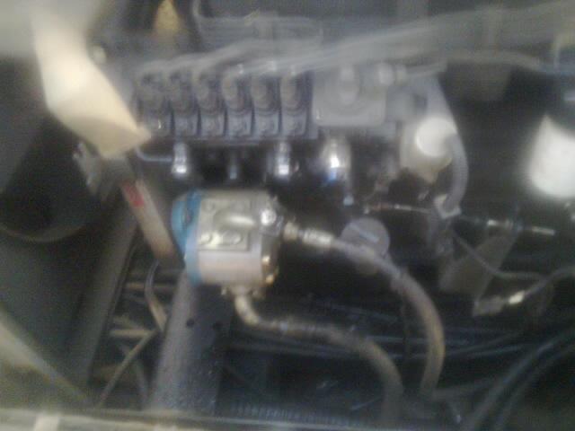 柴油机手动泵油,要把哪松开,康明斯180的机器,进油管在排油管的左边