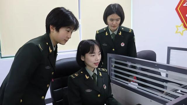 女兵覃思我的战位在三尺机台