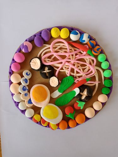 【香辣龙虾面】送给你 店子中心幼儿园大班彩泥作品