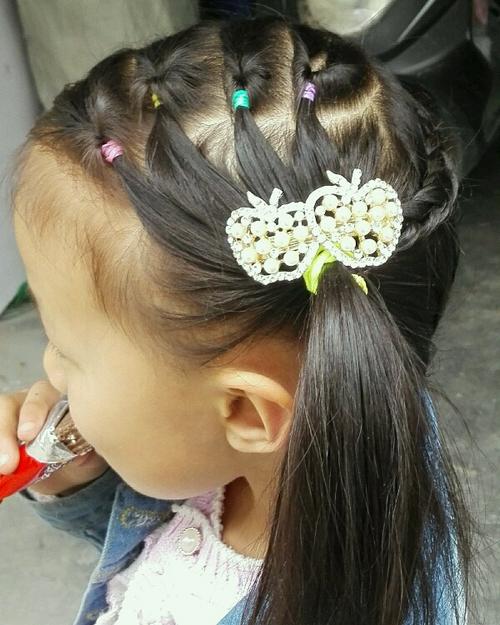 给闺女扎头发!