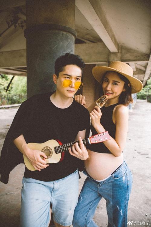 陈彦妃挺大肚和老公拍孕照