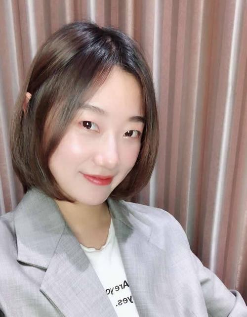 简单的中分波波头短发,剪一个中分波波头短发后,你看起来都会更瘦.