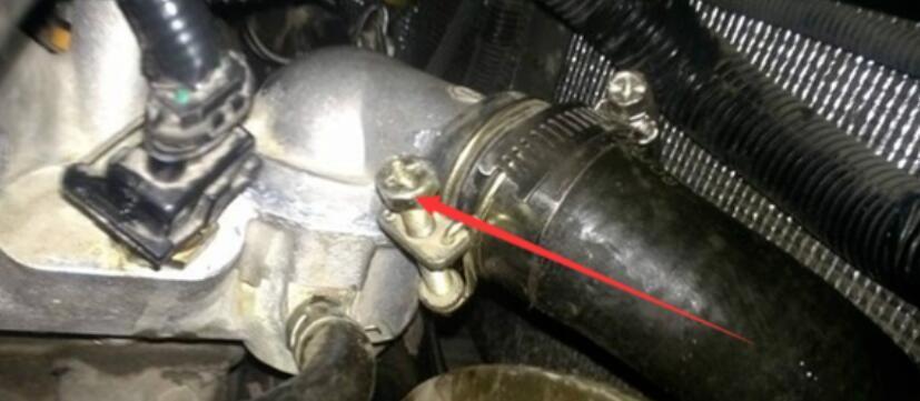 五菱之光的节温器在哪里