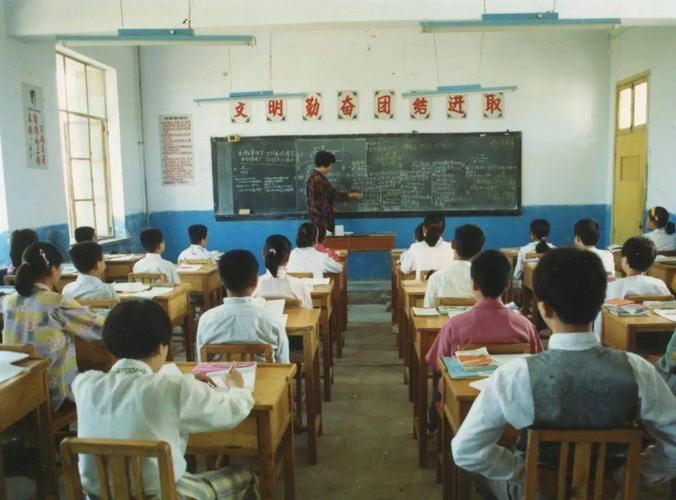 的操场里 学校第一次引进了电脑 不光有先进的实验楼 还有多媒体教室