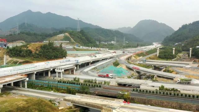 临建高速起于浙皖交界的千秋关隧道,经临安,桐庐,建德三地,终于杭新景