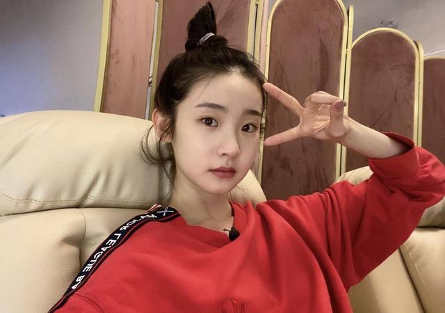 明星们的素颜照,张艺凡皮肤白,赵露思婴儿肥,冯提莫底子好