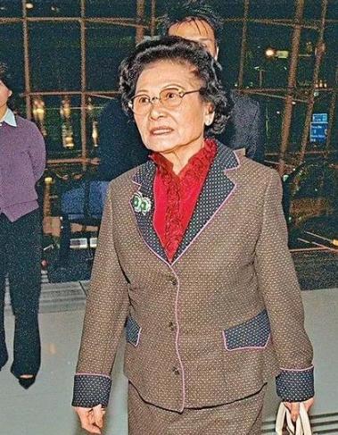 香港女富豪邝肖卿:三个儿子皆是富豪,力挺儿媳让小三人财两空