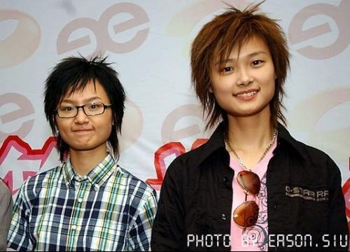 李宇春周笔畅七年后再同台 相拥唏嘘叹时间飞逝(组图)