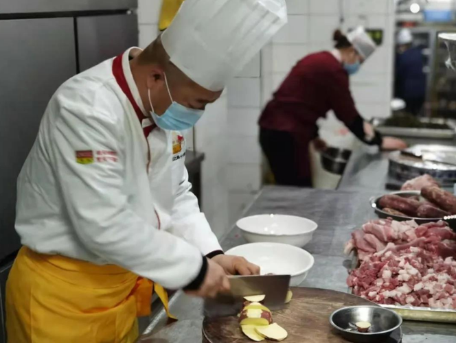 厨师正在准备蓝田九大碗的配菜