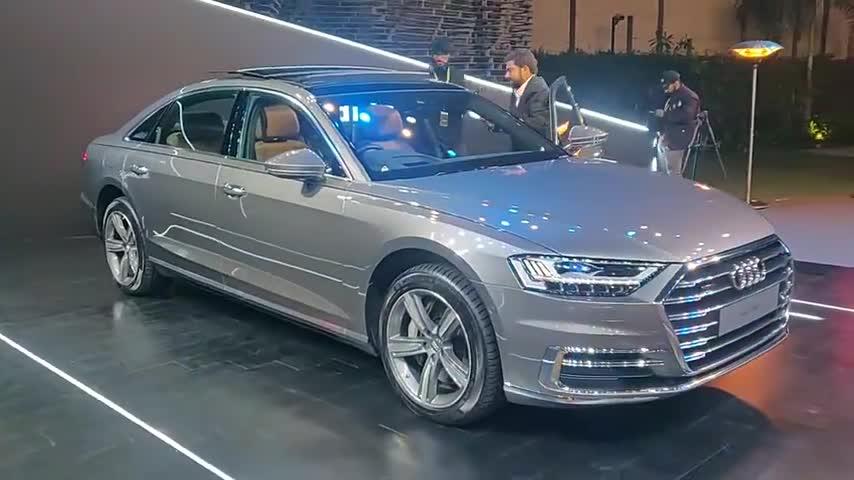 新车展示2020款奥迪a8l了解完外观和空间我忘记了奔驰s