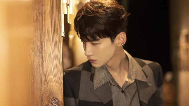 白敬亭格纹西装时尚帅气写真