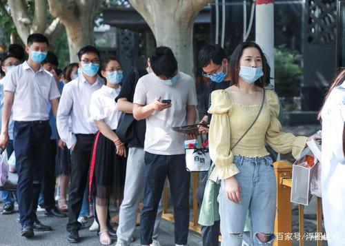 郑州:准新人戴口罩冒高温排队 等待办理结婚登记