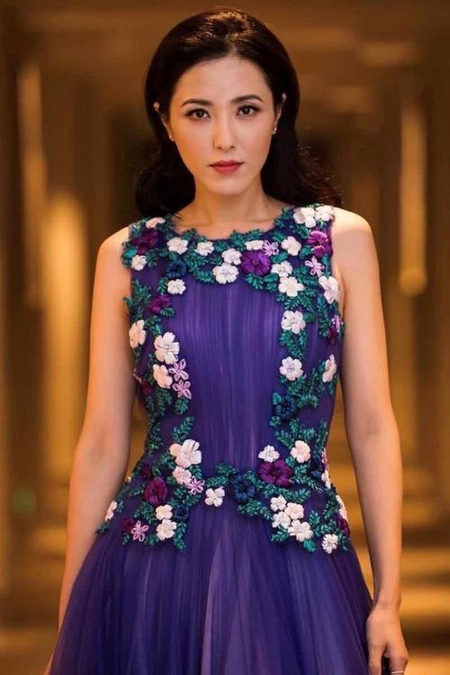 曾黎气场越发强大,穿紫色连衣裙雍容华贵,这气质一般人达不到