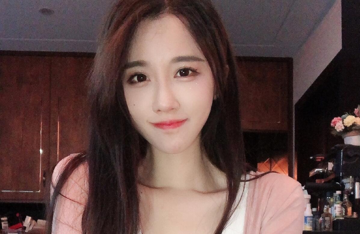 最美"女主播"来了,背着孩子讲网课,9w多人点赞致敬