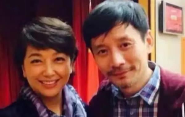 江珊官宣恋情后首晒合影依偎老公田小洁身旁举止亲昵温馨幸福