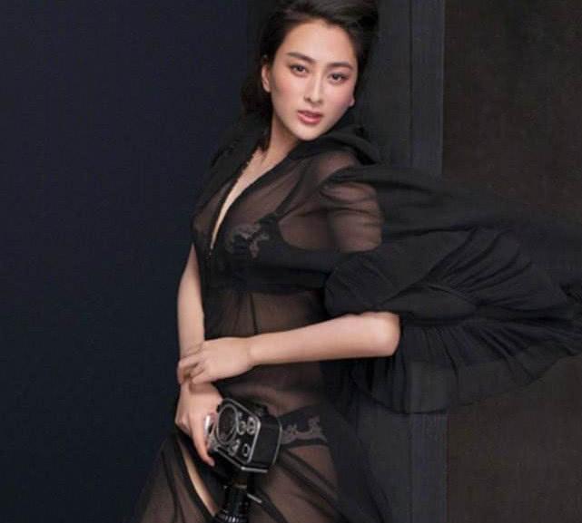 马苏《男人装》上演时尚大片,网友直呼:放我们一天假吧!