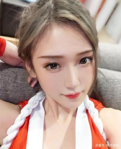 lol腐团儿穿紧身丝袜直播,腿上竟有勒痕,网友:过年最少胖三斤