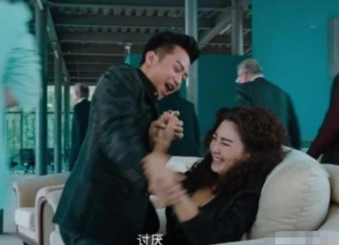 《美人鱼》邓超扑向张雨绮时,有谁注意他的手?网友:太