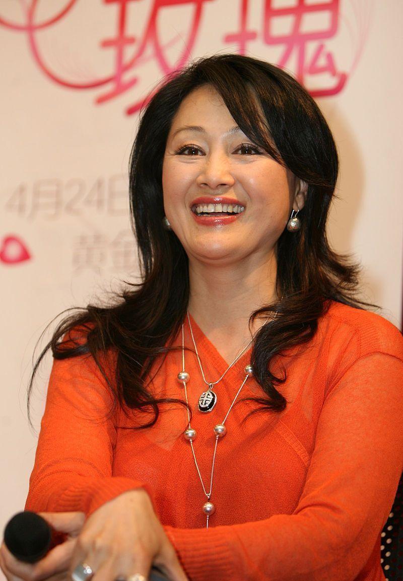 上了年纪的女人轻易别穿得太紧王姬这造型看着就有点勒肉