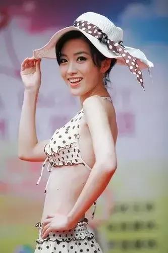 东方卫视美女主持人何卿