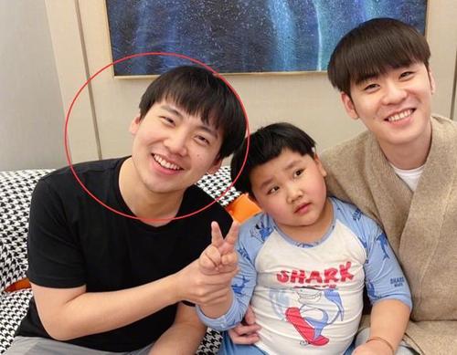 郭德纲罕见晒家人照,素颜郭麒麟颜值一般,二儿子肚子成全场焦点