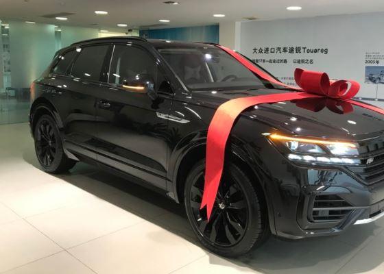 2021款大众途锐到店,"黑武士"车身很运动,3.0t动力足