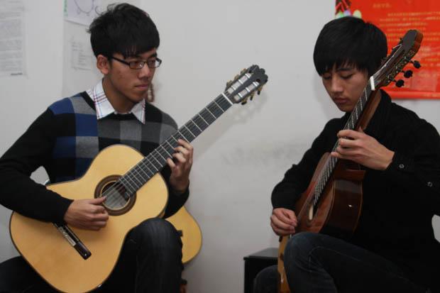 魏森,洪昊老师演奏古典吉他二重奏《旋转木马》