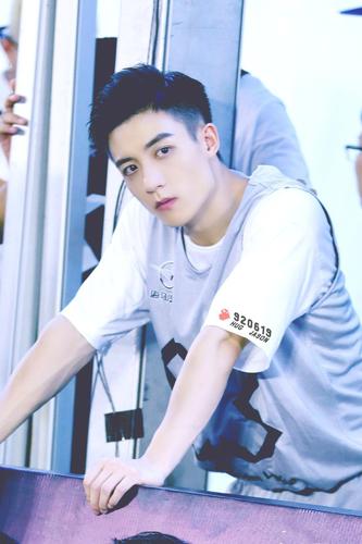 谷嘉诚恋情曝光后粉丝纷纷发起祝福