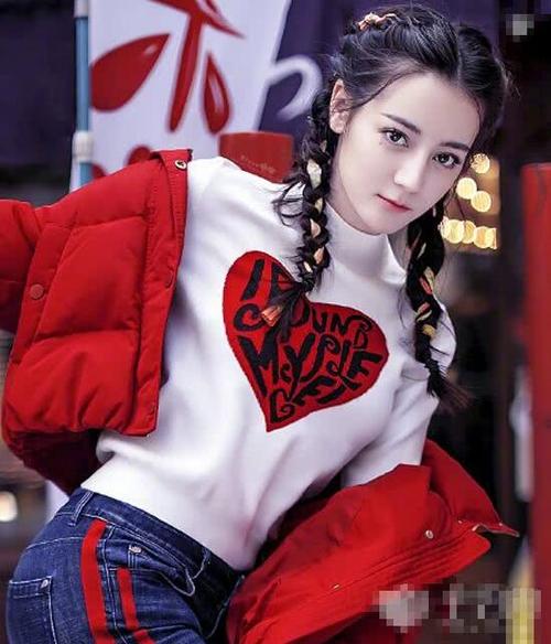 迪丽热巴的麻花辫给人的感觉很嘻哈,果然人长得美什么样的发型都