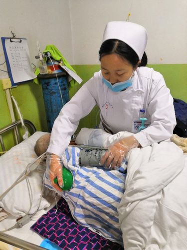 为避免坠积性肺炎和压疮的发生,各班护士每两小时为病人翻身拍背.