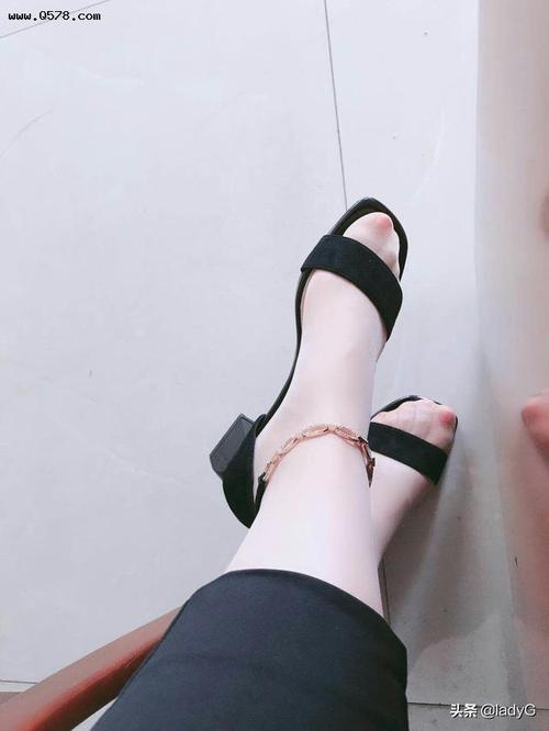 什么样的脚型穿丝袜高跟凉鞋好看